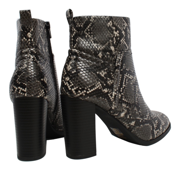 Size 7.5 Black Grey Python Faux Leather Pull On - Picture 3 of 7